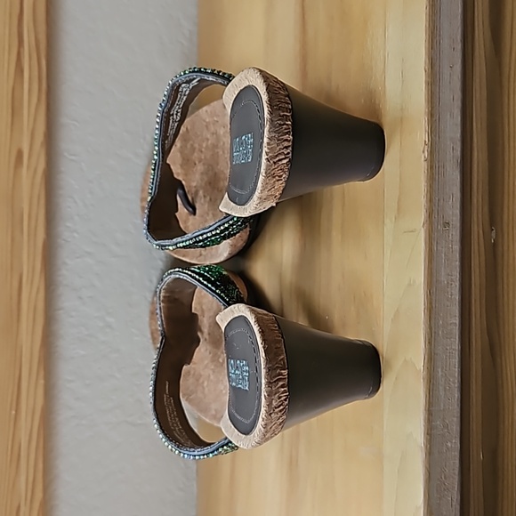 Like new - Women's Kenneth Cole Beaded Wedge Sandals - Picture 5 of 8